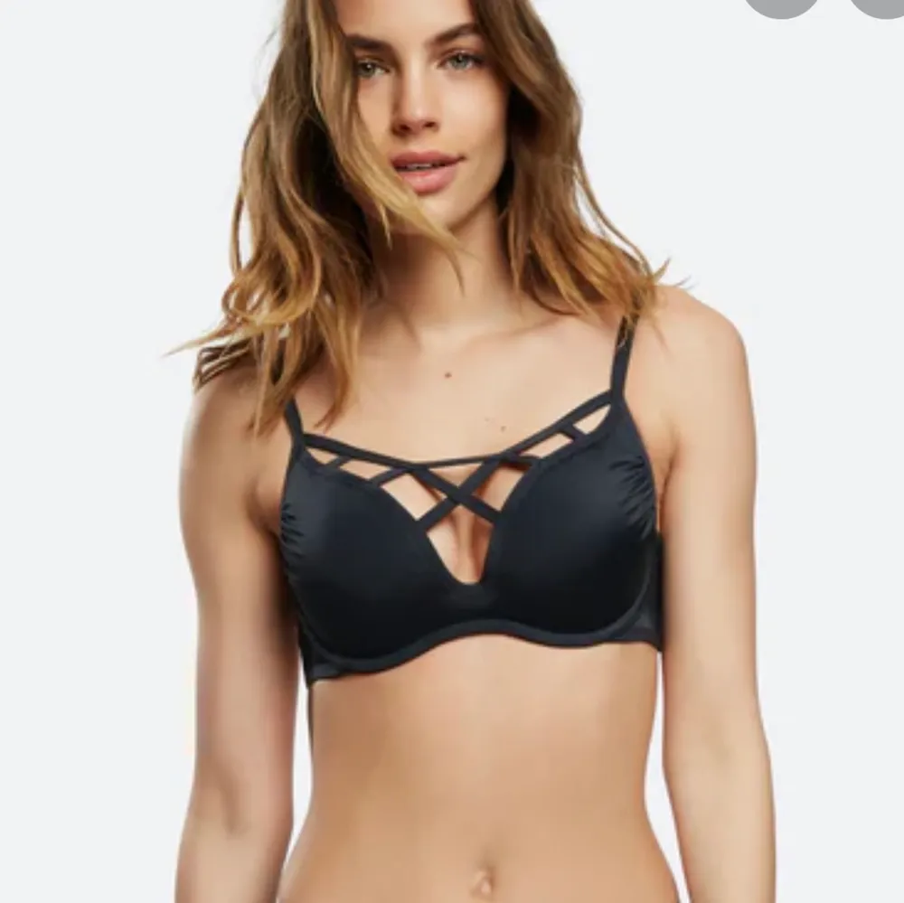 Super snygg bikini topp från Cubus som aldrig kommit till användning, därav prislapp kvar. Perfekt nu till sommaren 🦋 . Toppar.