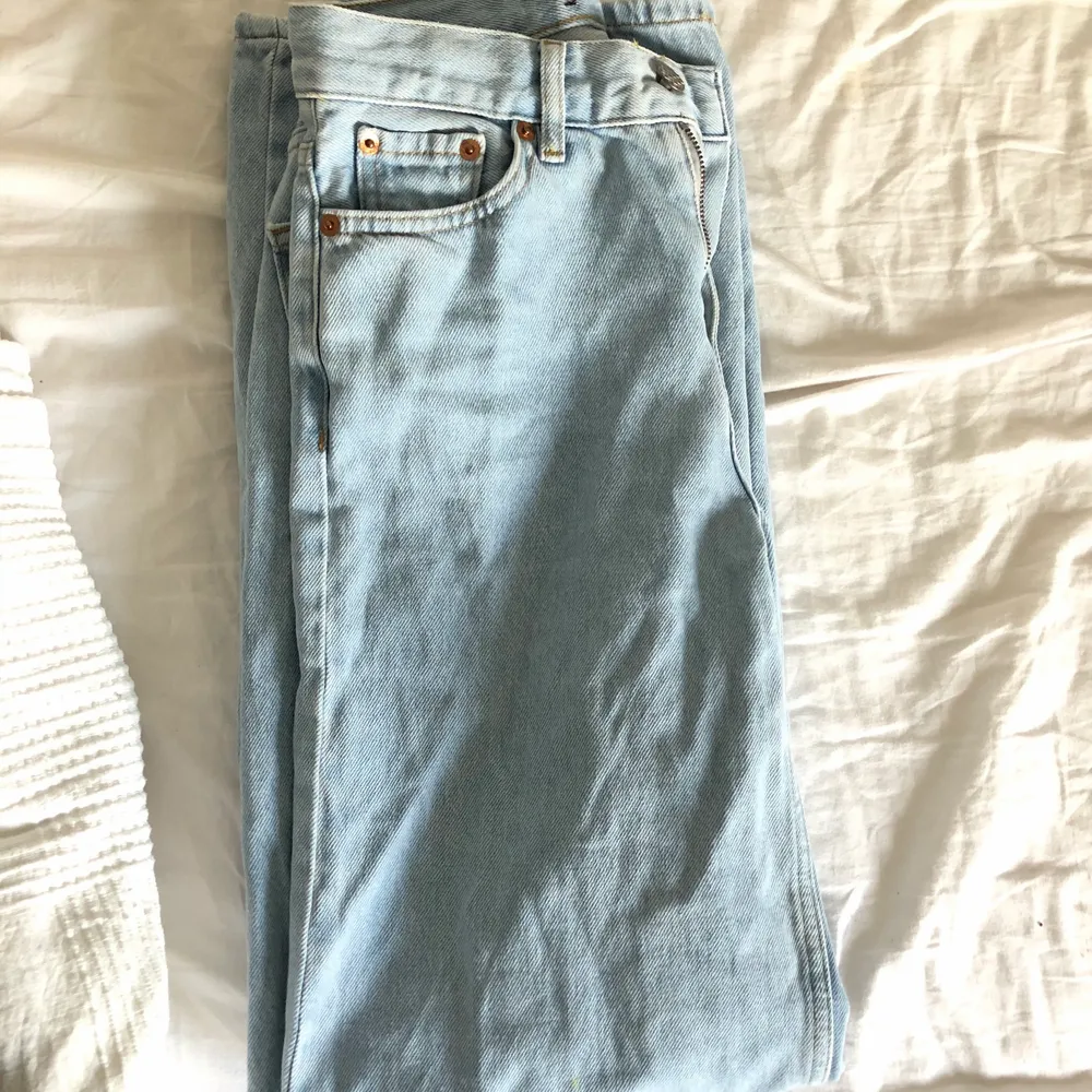 Vida ljusblåa jeans från junkyard strl 25 endast använda ett fåtal gånger🦋 buda på!. Jeans & Byxor.