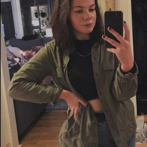 Militärgrön skjorta - Jag säljer en militärgrön skjorta från H&M med storlek 38. Skjortan är för liten för mig och hoppas någon annan kan använda denna fina skjorta! Jag har använt den ett få par ggr och är i fint skick!💚