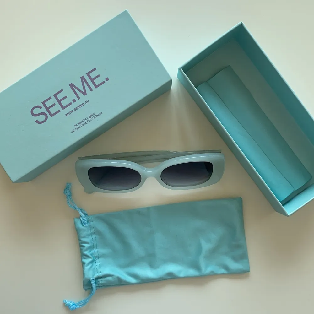 OANVÄNDA ljusblå solglasögon från Gina Tricots kollektion med Chimi Eyewear. Nypris 499:-.. Accessoarer.