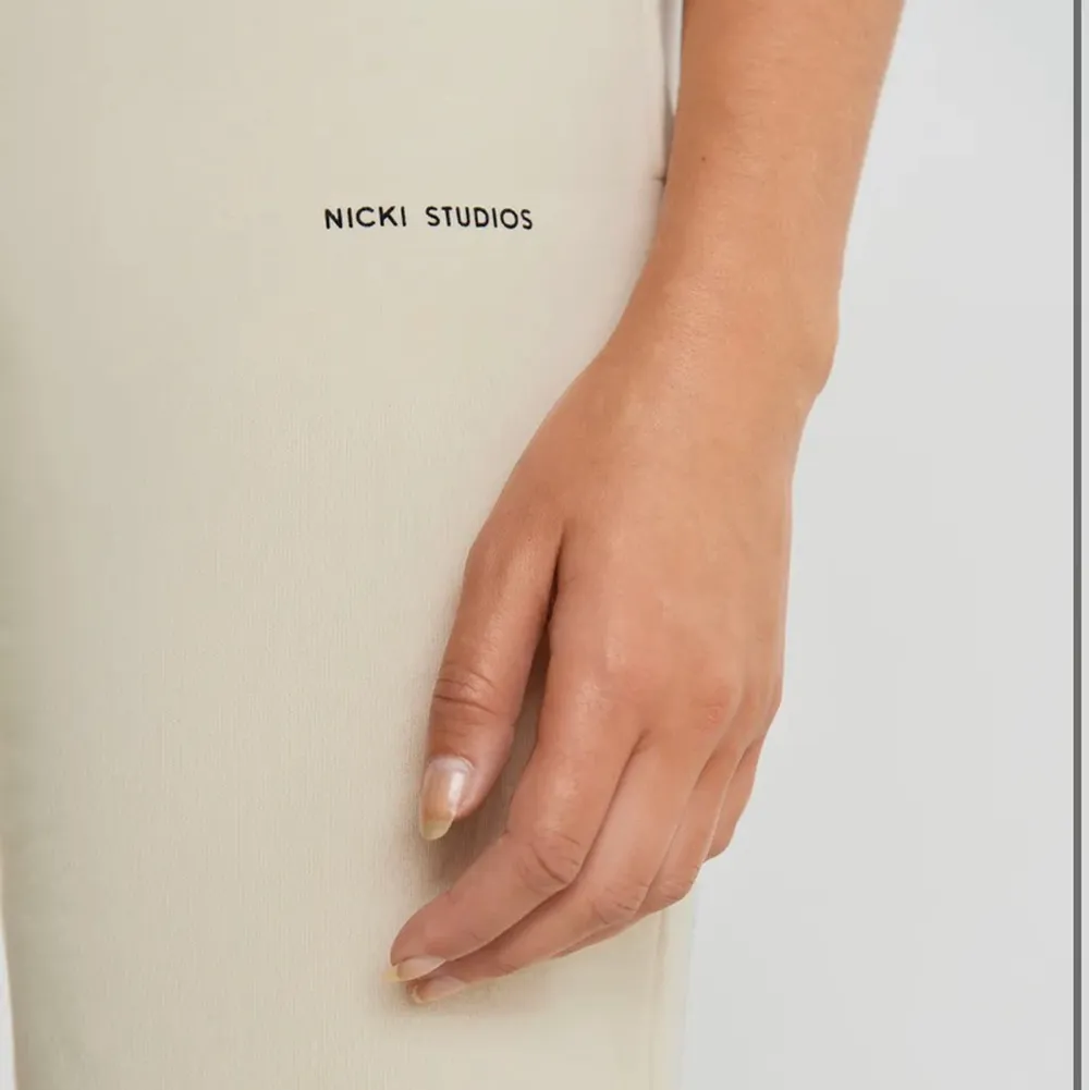 Limited edition Nicki studios x Gina mjukisshorts som ej går att få tag i längre. Krämfärgade och sååå bekväma, knappt använda.. Shorts.