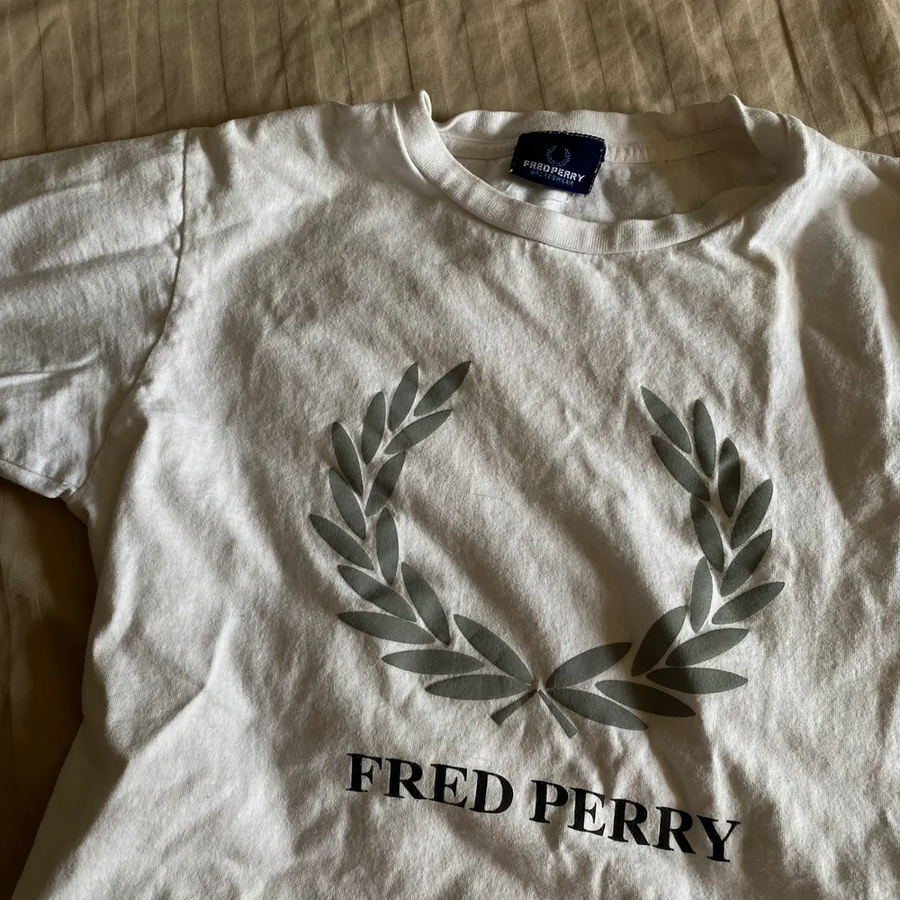 Säljer nu min fred Perry T-shirt . T-shirts.