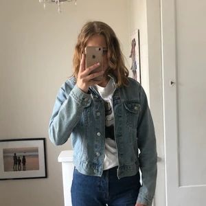 Jeansjacka i stl S - Detta är en blå jeansjacka med lite fickor och knappar. Den har används fåtal gånger och är väldigt bekväm. Ordinarie pris var 699 kr så det blir en sänkning med några hundra.❤️❤️❤️ Jag kan sänka priset men då blir det en överenskommelse.