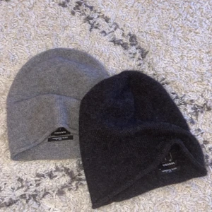 100% cashmere mössor - Säljer dessa två 100% cashmere mössor! En ljusgråa och en mörk grå som är använd fåtal gånger. I riktigt bra skick och är som helt nya! 🤎🤩 200kr styck men kan förhandla 