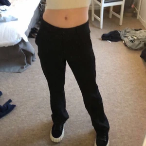 Lågmidjade kostymbyxor  - Jättesnygg och oanvända kostymbyxor som är lågmidjade från bikbok. Storlek 34. Nypris 399kr