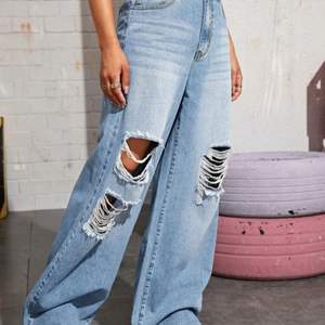 Säljer dessa ljusblå wide jeans från shein. Aldrig använda så inga fläckar osv. Skriv för fler bilder. Frakten är ca 62 kr