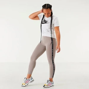 Nike träningstights  - Nu säljer jag mina jättefina tränings tights från Nike! Aldriga använda endast testade (prislappen kvar). Säljer pga fel storlek💗 Nypris 500kr, skriv för fler bilder🥰