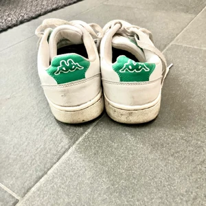 Kappa skor - Säljer ett par fina kappa skor, som använts några gånger men går att tvätta av lite smuts sen ser de ut som nya! Fortfarande i fint skick