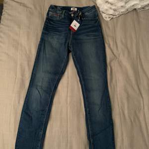 Jag säljer ett par helt oanvända jeans från märket Tommy Hilfiger. Byxorna är dessvärre tyvärr för små för mig i midjan och just därför säljer jag dom. Nypris 1200 kr💞 Pris går alltid att diskutera 