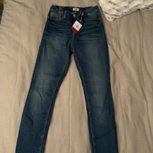 Jeans - Jag säljer ett par helt oanvända jeans från märket Tommy Hilfiger. Byxorna är dessvärre tyvärr för små för mig i midjan och just därför säljer jag dom. Nypris 1200 kr💞 Pris går alltid att diskutera 