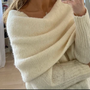 Offshoulder tröja - Stickad, offshoulder tröja. 