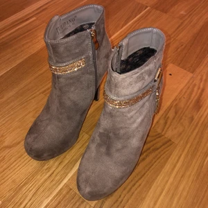 Högklackat - Aldrig använda helt som nya! Storlek 40 men lite mindre i storleken så mer som en 39. Coola gulddetaljer, Cirka 13-14 cm klack:) 50kr