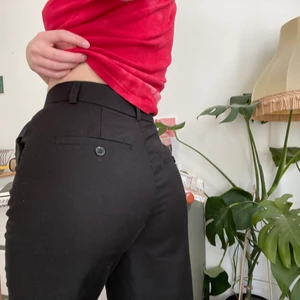 NAKD Byxor  - Så snygga och jättesköna byxor från NAKD. Långa i benen, lite för långa för mig som är 165cm, och höga i midjan. De är sparsamt använda, så i jättebra skick. Köptes för 500kr 🤩