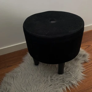 Liten sittpuff  - Säljer min fina, lilla och stilrena svarta sittpuff:)