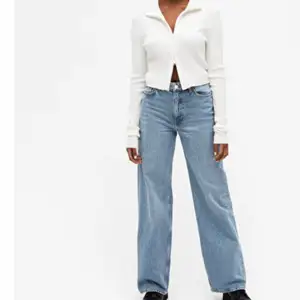 (Bilder på kommer snart) Säljer mina fina monki jeans då de tyvärr är för korta för mig, är 177 så skulle säga att de passar alla under 175!💖  De är i samma modell som bild 1 MEN färgen är samma som på bild 2, i bra skick
