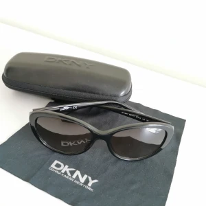 DKNY solglasögon - Nästan nytt. 