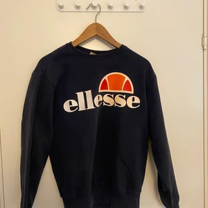 Ellesse Sweatshirt  - Sweatshirt från Ellesse, skick 7/10, storlek S