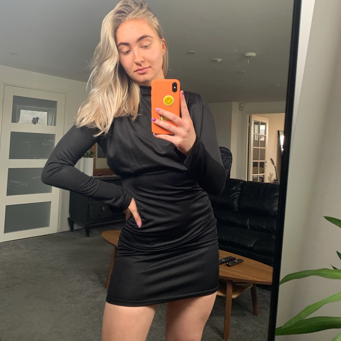 Svart kort klänning med volang