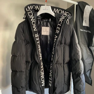 Moncler Montcla Jacka  - Helt ny oanvänd (Äkta) Moncler jacka Storlek 1 (S) ”Pris kan diskuteras” vid snabbköp