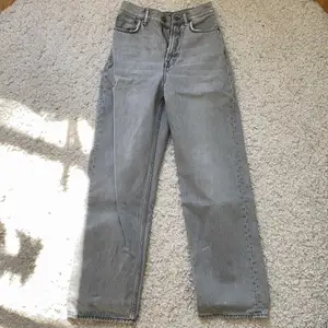 Jag säljer mina snygga, trendiga Acne jeans, för att de tyvärr börjar bli korta på längden. Som referens är jag 170cm, och de är i storleken 26 i bredd/midja och 32 i längd. Nypris är 2200kr men jag säljer mina för 1000 plus frakt. Pris kan diskuteras, har även kvittot till dem. 
