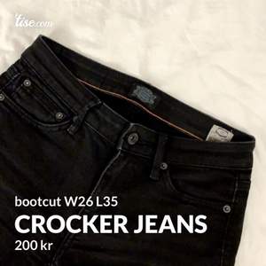 Ett par så fina svarta bootcut jeans från Crocker! Säljer då dom blivit försmå😇 Stl W26 L35