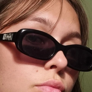 Dolce Gabbana sunnies (fake)  - Coola trendiga brillor!☕😎 Dolce Gabbana logga på sidan, men skulle säga att dom definitivt är fake, därav det låga priset. Men nice ändå! Klassiska, svarta, sitter något tight på mig