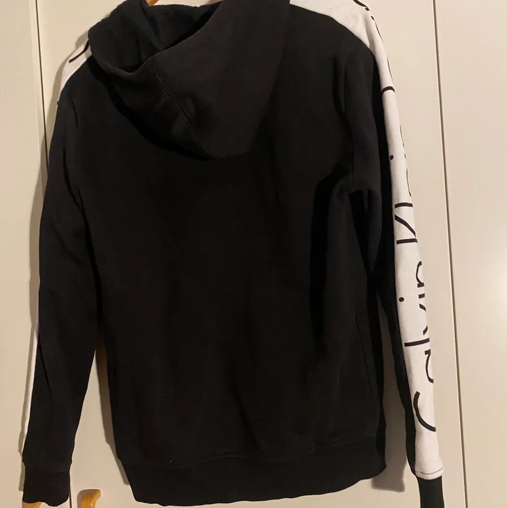 Helt oanvänd Calvin Klein hoodie med dragkedja. Inköpt för 1100kr på Pondus, Pris kan diskuteras vid snabb affär, Hör av er vid frågor!. Hoodies.