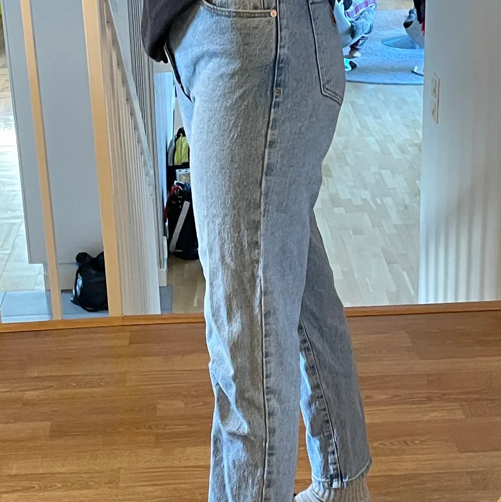 Jättesnygga ljusblåa högmidjade jeans från Abrand Jeans i modell ’94 High Slim, storlek W27. Skulle säga att de passar bra på 36-38. Köpt i Australien och är i superbra skick! Kontakta för fler bilder, frågor eller vid intresse☺️ Frakt tillkommer!!. Jeans & Byxor.