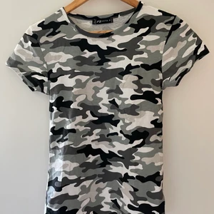 Camouflage t-shirt - Cool camouflage tröja