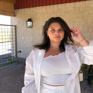 Vit skjorta - Vit skjorta från prettylittlething. Köpare står för frakt vid leverans.