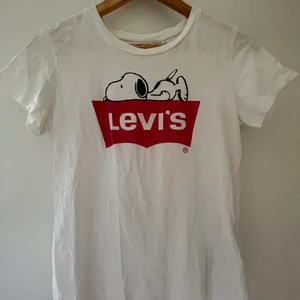 Levi’s t-shirt - Cool levi’s t-shirt som nästan aldrig är använd.