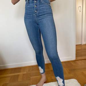 Hollister jeans size OR w24 l26! Super bra skick och väldigt sköna (stretchiga).