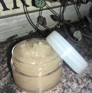 Vanilj Lipscrub!  - Nysläppt lipscrub av vanilj, den doftar otroligt god vanilj med lite somrig feeling! Är skön mot läpparna och gör de mjuka nu inför sommaren ✨ Handskar & handsprit används vid tillverkning av hygieniska skäl! Innehåller: Vanilj & kokosolja. 2 för 25kr 