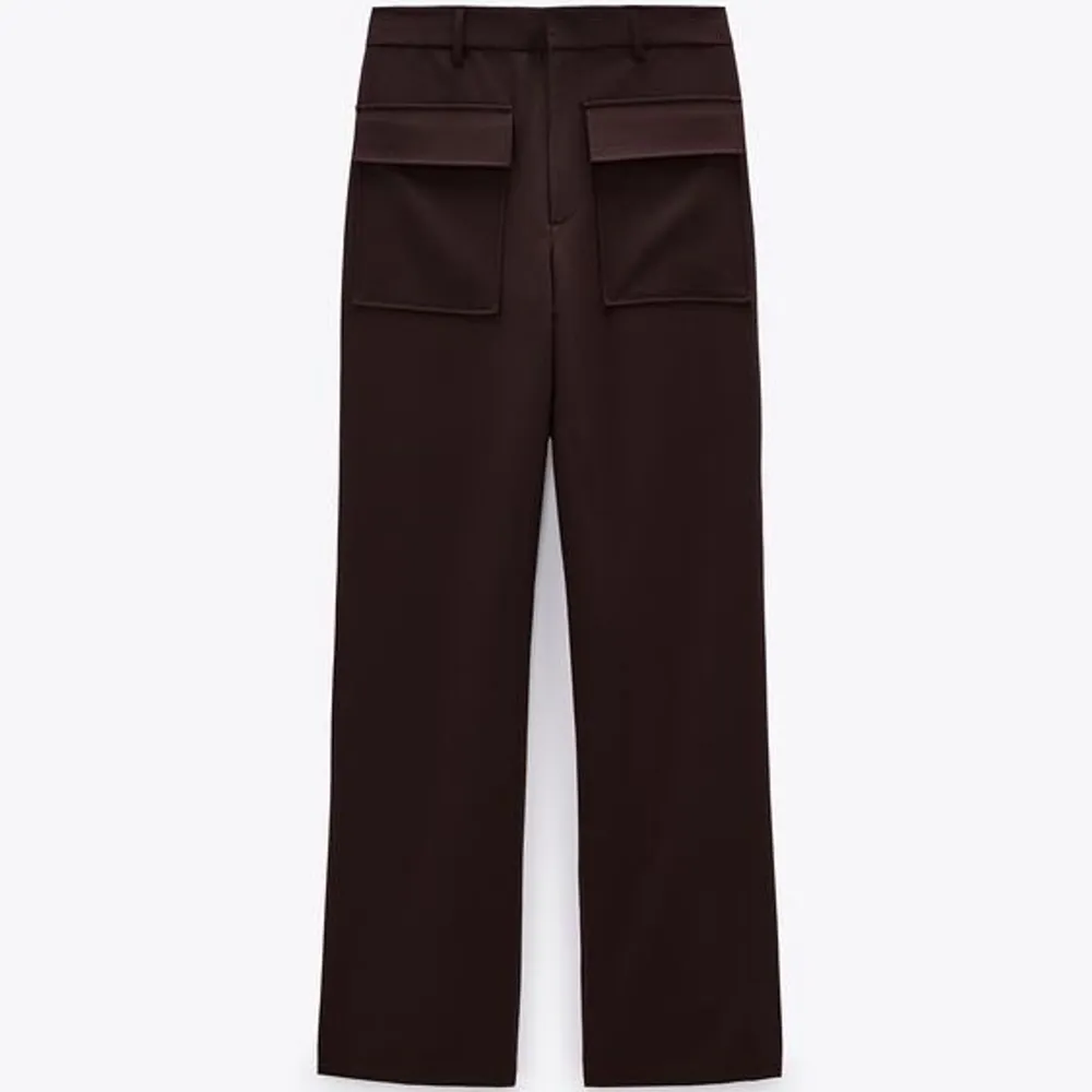 Ett par jätte fina mörk bruna kostym byxor med stora fickor där fram. Är i storlek M, de är från Zara!✨. Jeans & Byxor.
