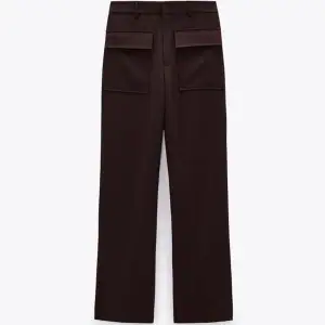 Ett par jätte fina mörk bruna kostym byxor med stora fickor där fram. Är i storlek M, de är från Zara!✨