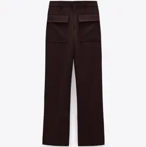 Ett par jätte fina mörk bruna kostym byxor med stora fickor där fram. Är i storlek M, de är från Zara!✨