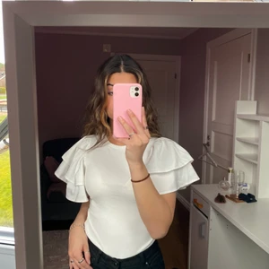 Vit body - Super fin body från Gina💗 säljs då jag ej använder bodys... aldrig använt innan💗 köparen står för frakt
