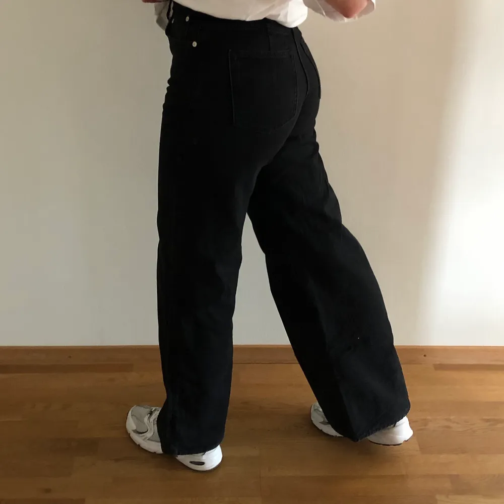 Snygga svarta vida jeans från Weekday! Nyskick, inga defekter och använda endast en gång. Högmidjade. För längd; jag är 172 cm, så dessa byxor är relativt långa i storleken. 😁 . Jeans & Byxor.