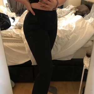 Svarta kostymbyxor  - As snygga svarta kostymbyxor, sitter fint i rumpan och i benen, lite längre ej modellen så dom går väldigt fint över skorna( jag är 177 och dom sitter fint på mig ) har vanligtvis  40/42 så dom är lite mindre i storleken ❤️ nypris har jag för mig var 400kr och dom är väldigt lite använda 