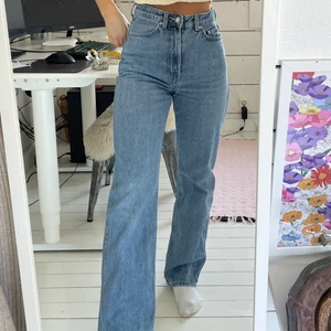 Raka Weekday jeans - Säljer mina weekday jeans då jag knappt använder dom längre. Förutom lätt slitning längst ned på byxbenen är dom i toppskick!!💕 