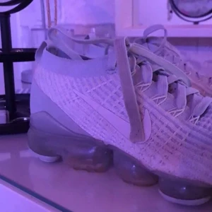 Nike  - Säljer mina vapormax knappt använda endast ett ”skarp” märke som syns på bilder. Köpta för 1100kr