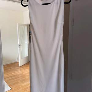 En beige & en vit klänning från Nelly, strl S-M. Båda för 200 kr, men självklart går de bra att bara köpa en för 150. Använda 1 gång. ☺️