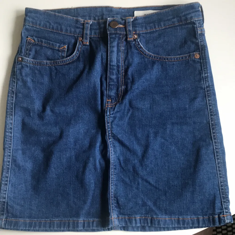 Jeanskjol stretchig. Nyskick. Skickas med postnord spårbart, samfraktar. Ca 57kr i frakt . Kjolar.