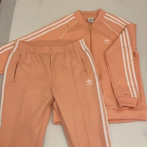 Adidas dress - Oanvända då de inte har varit rätt storlek och jag inte kunnat skicka tillbaka dem, jättebra skick👍🏼 överdelen är storlek 42 och byxorna 40!