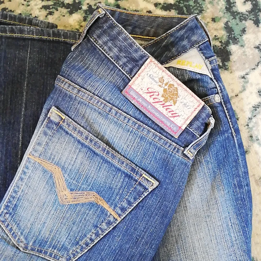 Blå vintage jeans från märket Replay, tajta, med strech. . Jeans & Byxor.