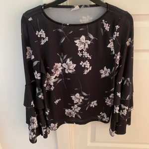 Tröja  - Säljer en fin tröja med volanger! Fint skick, använd väldigt lite, säljs pågrund av att jag inte har någon användning av den. Storlek xs men passar s också 