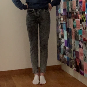 Mom jeans Strl 34 - Mom jeans från Na-kd. Använda 2 ggr. Fin grå melerad färg. Säljer då jag inte använder de längre. Köpare står för frakt (66kr). Pris 120kr + 66 = 186kr. Skriv privat för fler bilder.