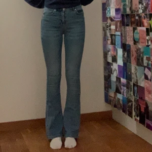 Bootcut jeans strl S - Bootcut jeans från Gina Tricot. Använda ca 5 ggr. Jättefin färg och stretchiga. Säljer då jag inte använder de längre. Köpare står för frakt (66kr). Pris 120kr + 66 = 186kr.