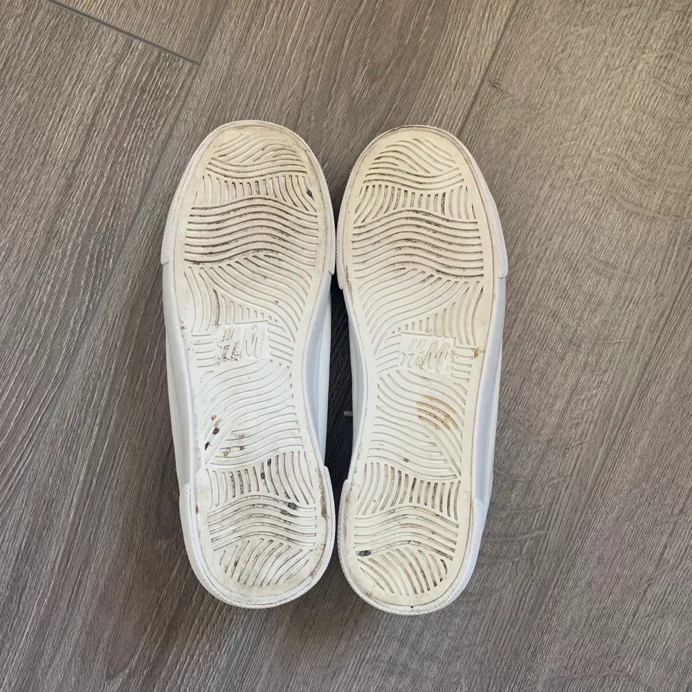 Snygga vita enkla sneakers från H&M i storlek 38. Endast använda en gång men har inga slitningar, smutsfläckar eller skador. Skorna ser ut som nya förutom lite smutsiga under sulan. Spårbar frakt tillkommer🥰 . Skor.