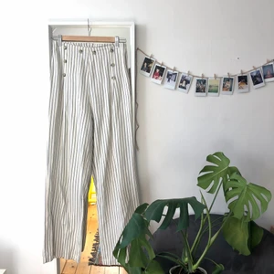 Randiga byxor - Randiga byxor i sailorstil, perfekta till våren och sommaren! Använda någon enstaka gång så i fint skick.